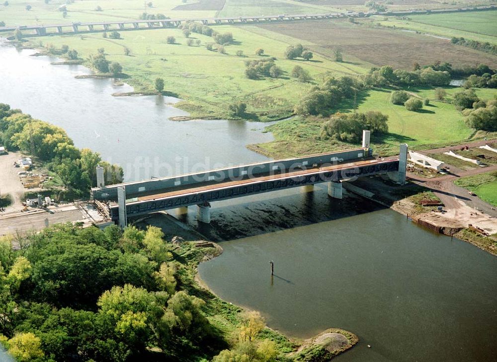 Luftaufnahme Hohenwarthe - Bau der Kanalbrücke zwischen dem Schiffshebewerk Rothensee und der Doppelsparschleuse Hohenwarthe am Wasserstraßenkreuz Magdeburg