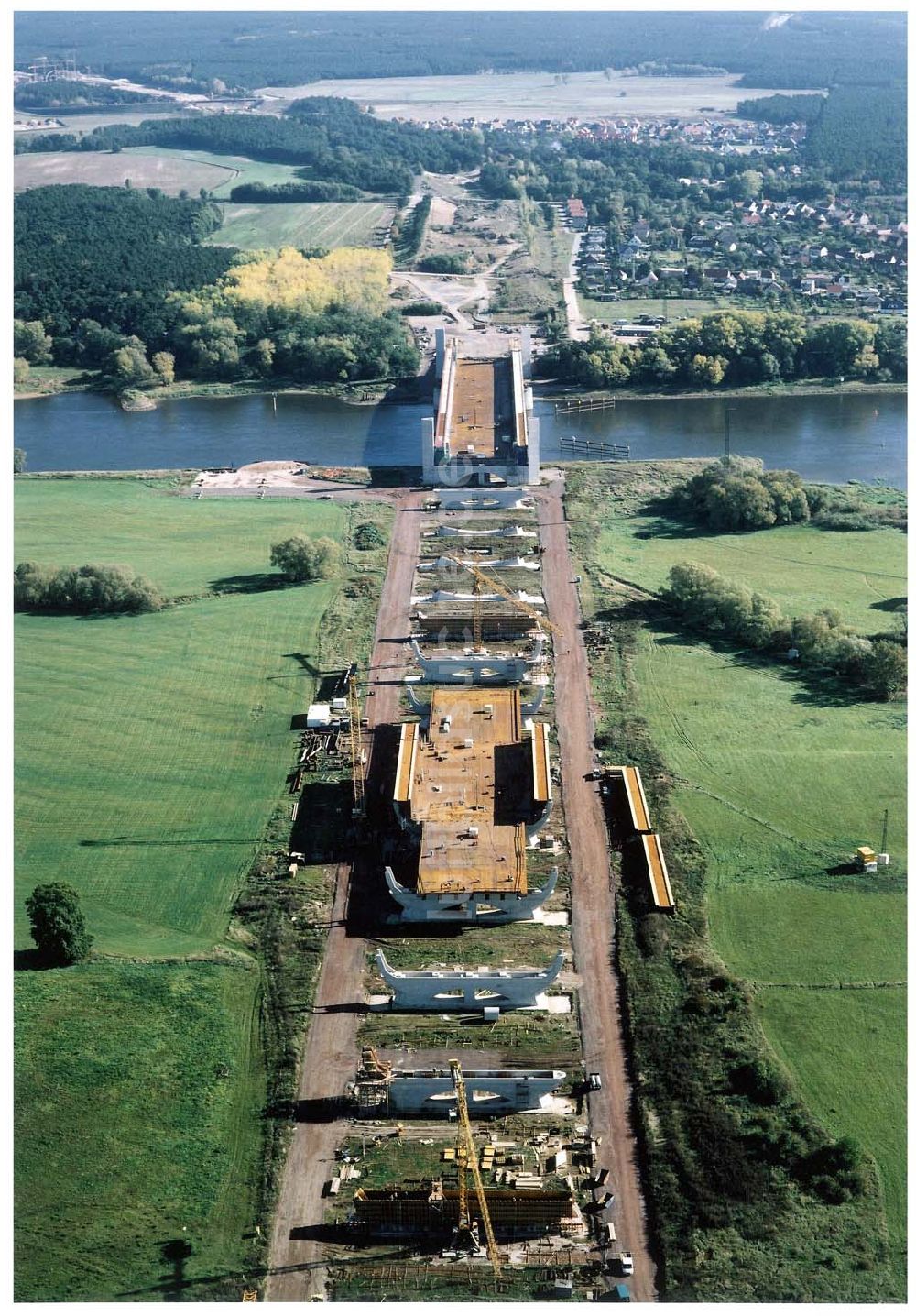 Luftbild Hohenwarthe - Bau der Kanalbrücke zwischen dem Schiffshebewerk Rothensee und der Doppelsparschleuse Hohenwarthe am Wasserstraßenkreuz Magdeburg