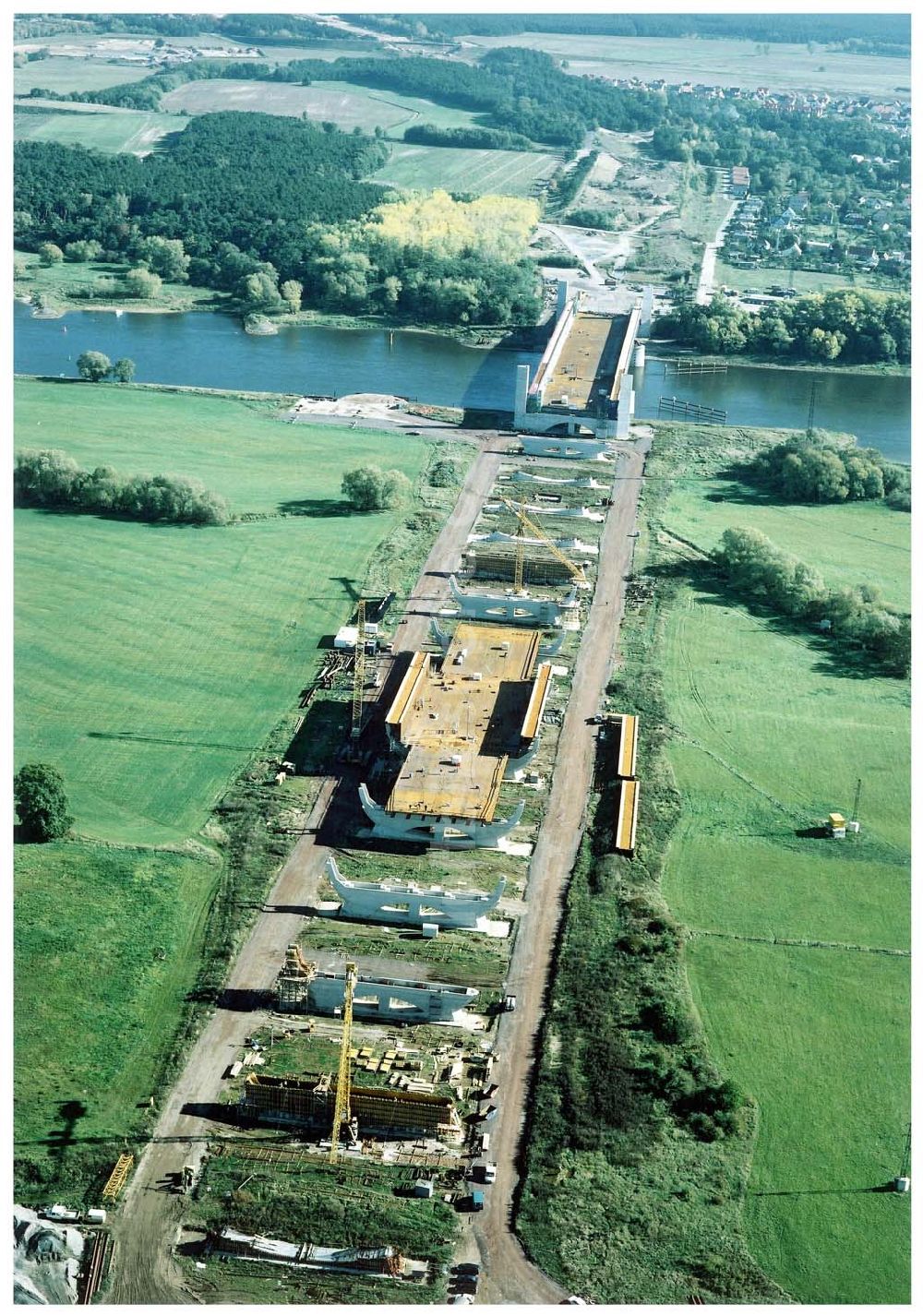 Luftaufnahme Hohenwarthe - Bau der Kanalbrücke zwischen dem Schiffshebewerk Rothensee und der Doppelsparschleuse Hohenwarthe am Wasserstraßenkreuz Magdeburg