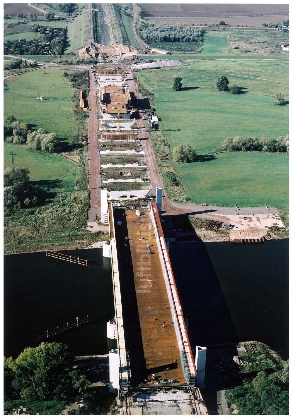 Luftbild Hohenwarthe - Bau der Kanalbrücke zwischen dem Schiffshebewerk Rothensee und der Doppelsparschleuse Hohenwarthe am Wasserstraßenkreuz Magdeburg