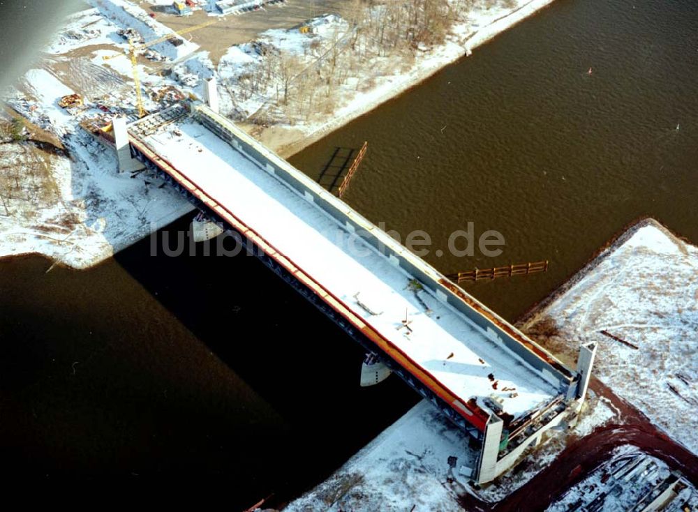 Luftaufnahme Hohenwarthe - Bau der Kanalbrücke zwischen dem Schiffshebewerk Rothensee und der Doppelsparschleuse Hohenwarthe am Wasserstraßenkreuz Magdeburg