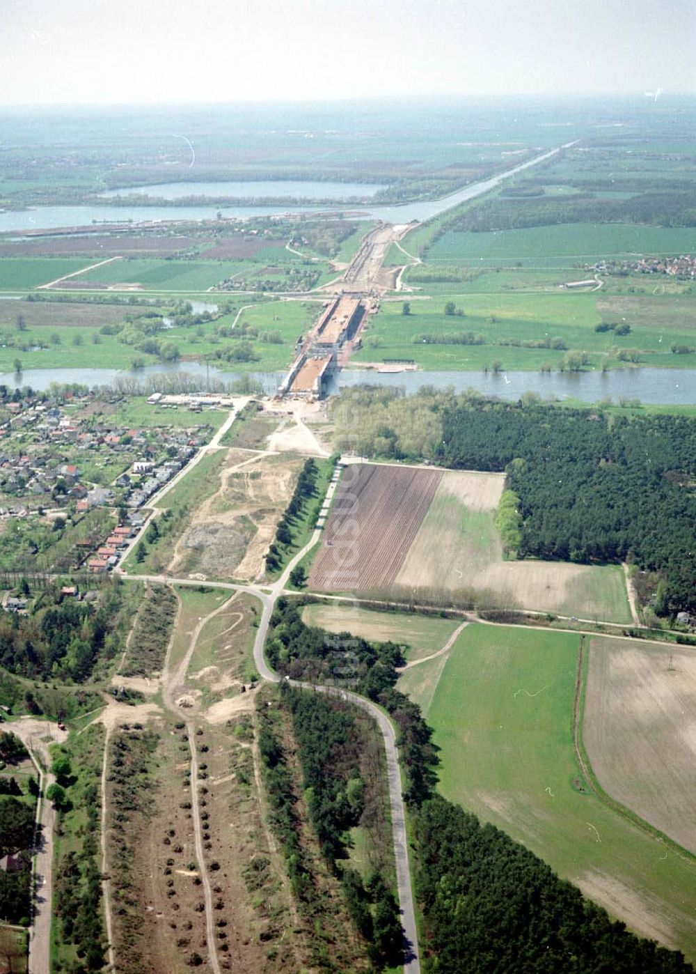 Luftaufnahme Hohenwarthe - Bau der Kanalbrücke zwischen dem Schiffshebewerk Rothensee und der Doppelsparschleuse Hohenwarthe am Wasserstraßenkreuz Magdeburg