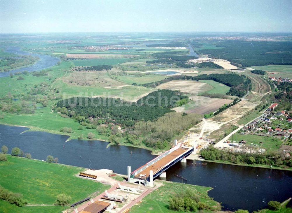 Luftaufnahme Hohenwarthe - Bau der Kanalbrücke zwischen dem Schiffshebewerk Rothensee und der Doppelsparschleuse Hohenwarthe am Wasserstraßenkreuz Magdeburg