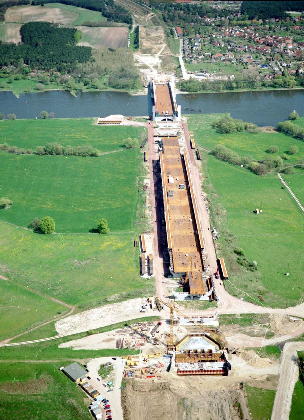 Hohenwarthe aus der Vogelperspektive: Bau der Kanalbrücke zwischen dem Schiffshebewerk Rothensee und der Doppelsparschleuse Hohenwarthe am Wasserstraßenkreuz Magdeburg