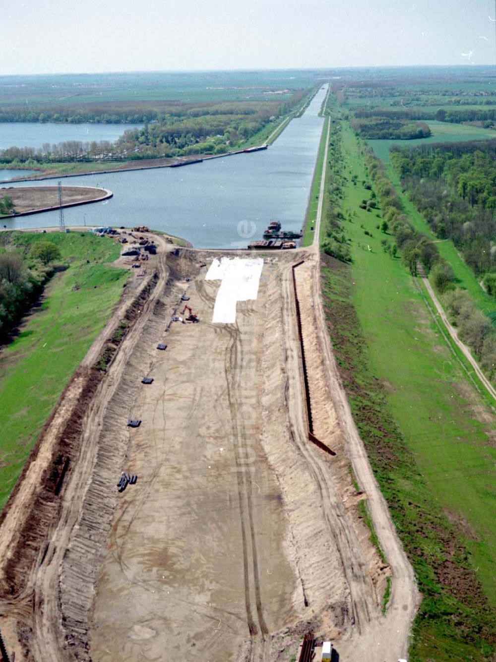 Luftaufnahme Hohenwarthe - Bau der Kanalbrücke zwischen dem Schiffshebewerk Rothensee und der Doppelsparschleuse Hohenwarthe am Wasserstraßenkreuz Magdeburg