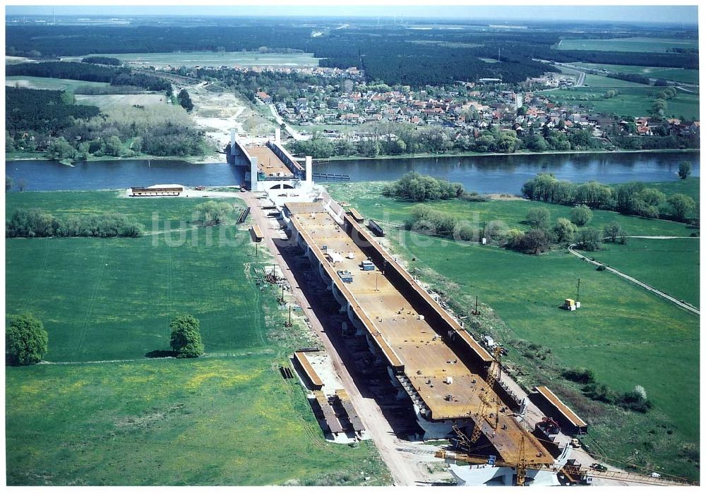 Luftaufnahme Hohenwarthe - Bau der Kanalbrücke zwischen dem Schiffshebewerk Rothensee und der Doppelsparschleuse Hohenwarthe am Wasserstraßenkreuz Magdeburg