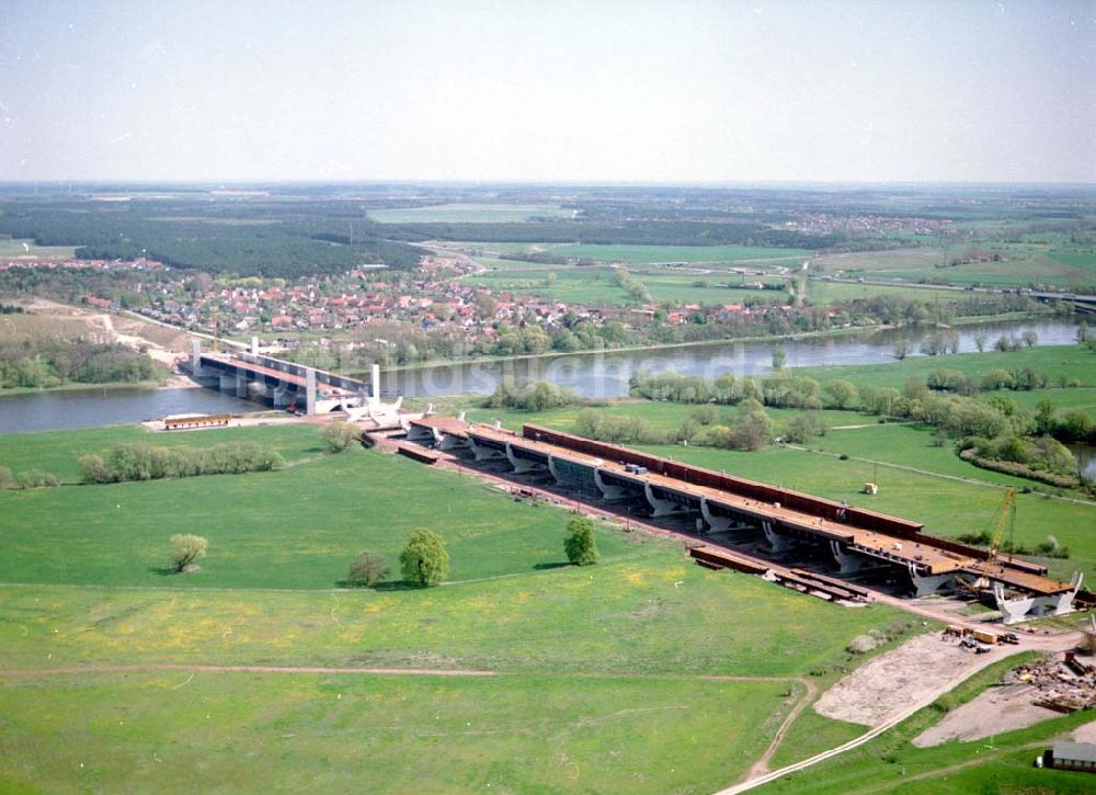 Hohenwarthe aus der Vogelperspektive: Bau der Kanalbrücke zwischen dem Schiffshebewerk Rothensee und der Doppelsparschleuse Hohenwarthe am Wasserstraßenkreuz Magdeburg