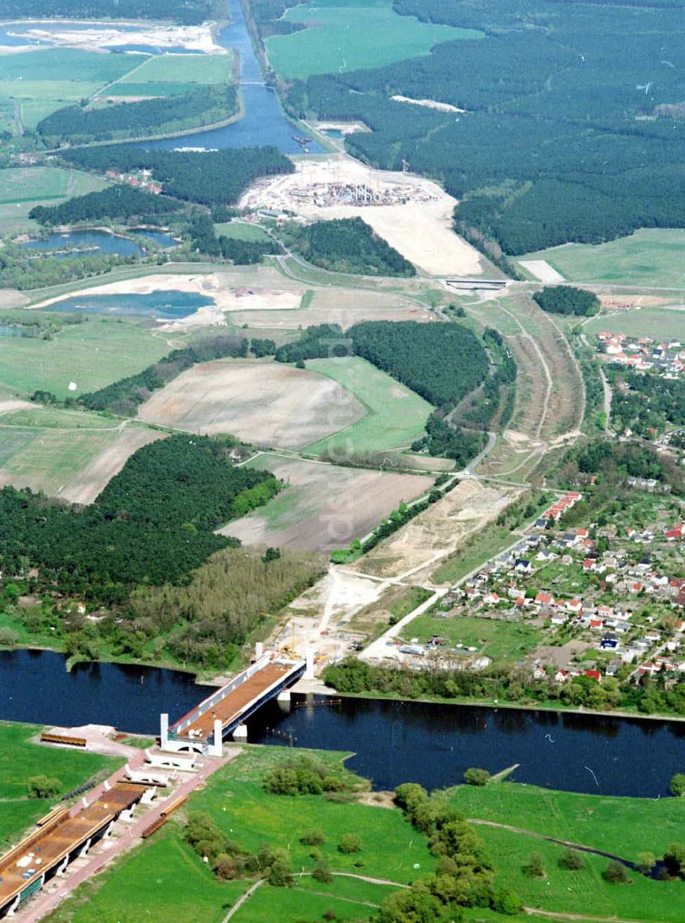 Luftbild Hohenwarthe - Bau der Kanalbrücke zwischen dem Schiffshebewerk Rothensee und der Doppelsparschleuse Hohenwarthe am Wasserstraßenkreuz Magdeburg