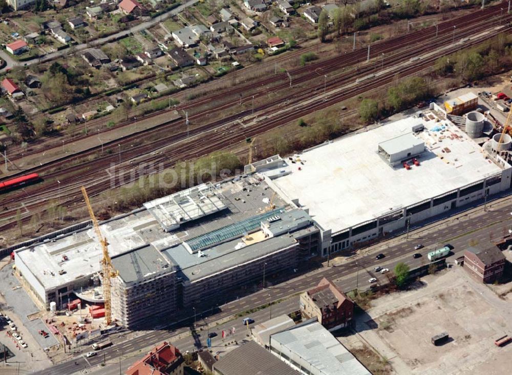 Berlin - Schöneweide aus der Vogelperspektive: Bau des KAUFLAND-Centers am S-Bahnhof Schöneweide.