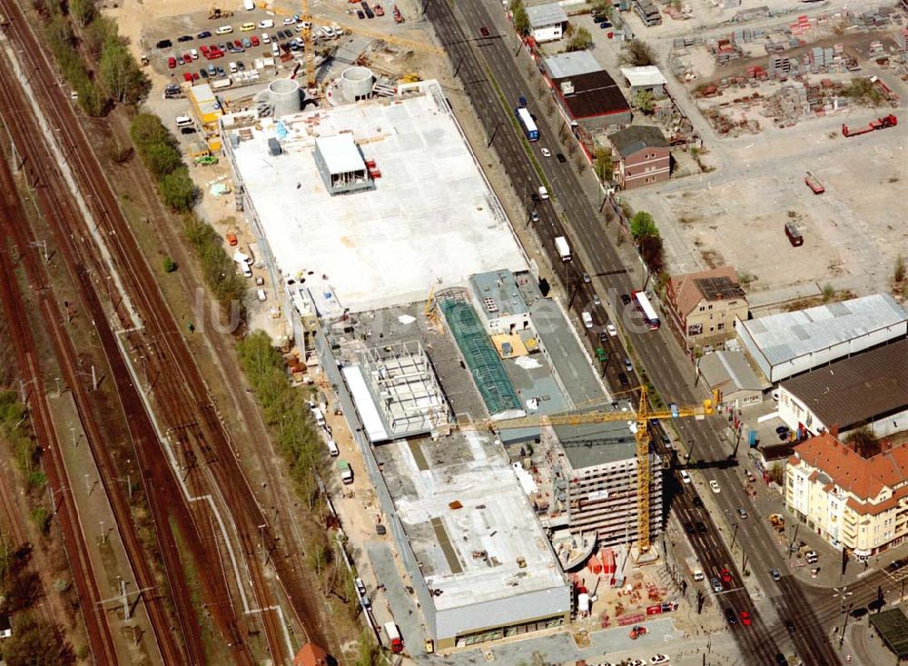 Berlin - Schöneweide aus der Vogelperspektive: Bau des KAUFLAND-Centers am S-Bahnhof Schöneweide.