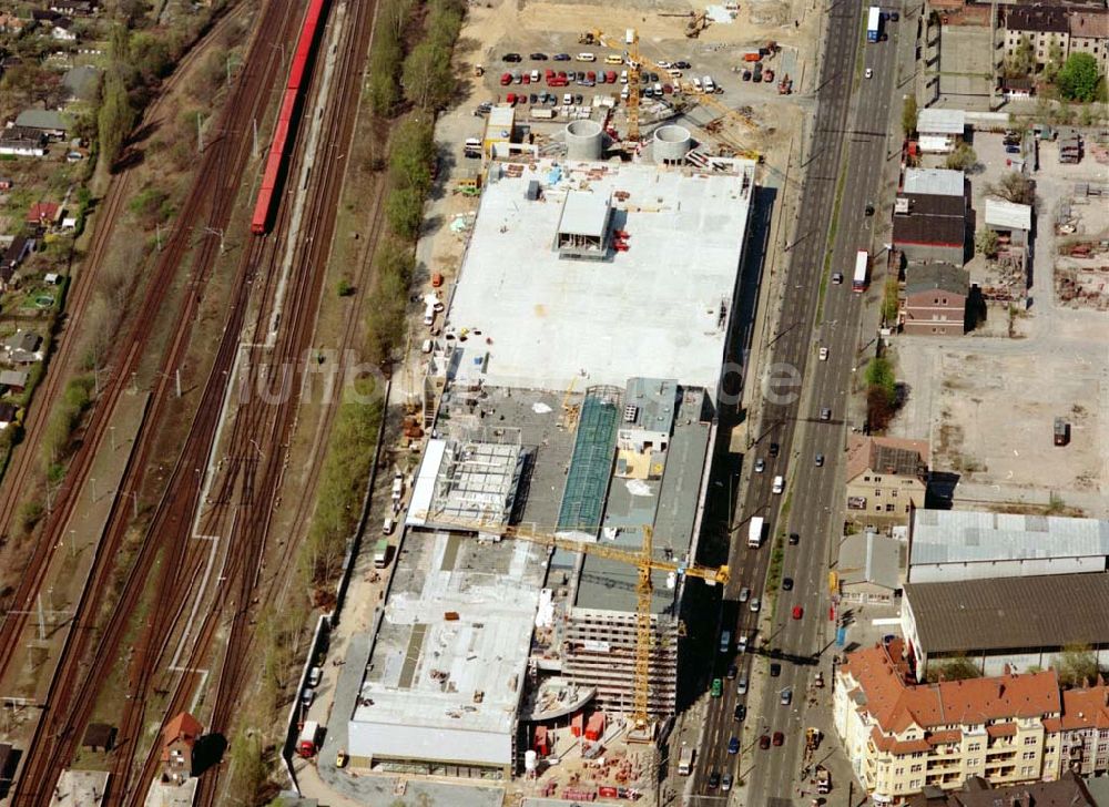 Luftbild Berlin - Schöneweide - Bau des KAUFLAND-Centers am S-Bahnhof Schöneweide.