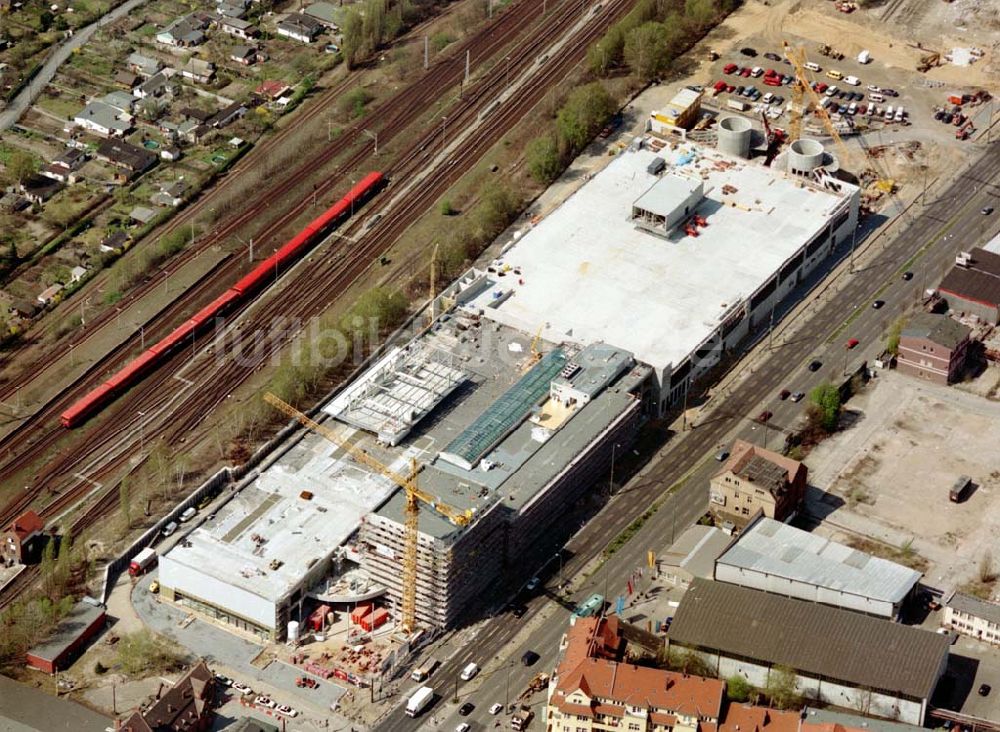 Luftaufnahme Berlin - Schöneweide - Bau des KAUFLAND-Centers am S-Bahnhof Schöneweide.