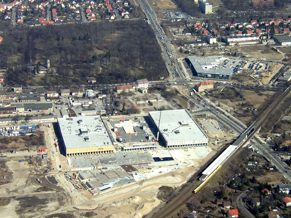 Berlin - MARZAHN aus der Vogelperspektive: Bau des Kaufland-Centers und der BMW-Niederlassung an der B1 in Berlin-Biesdorf. (Biesdorf-Center)