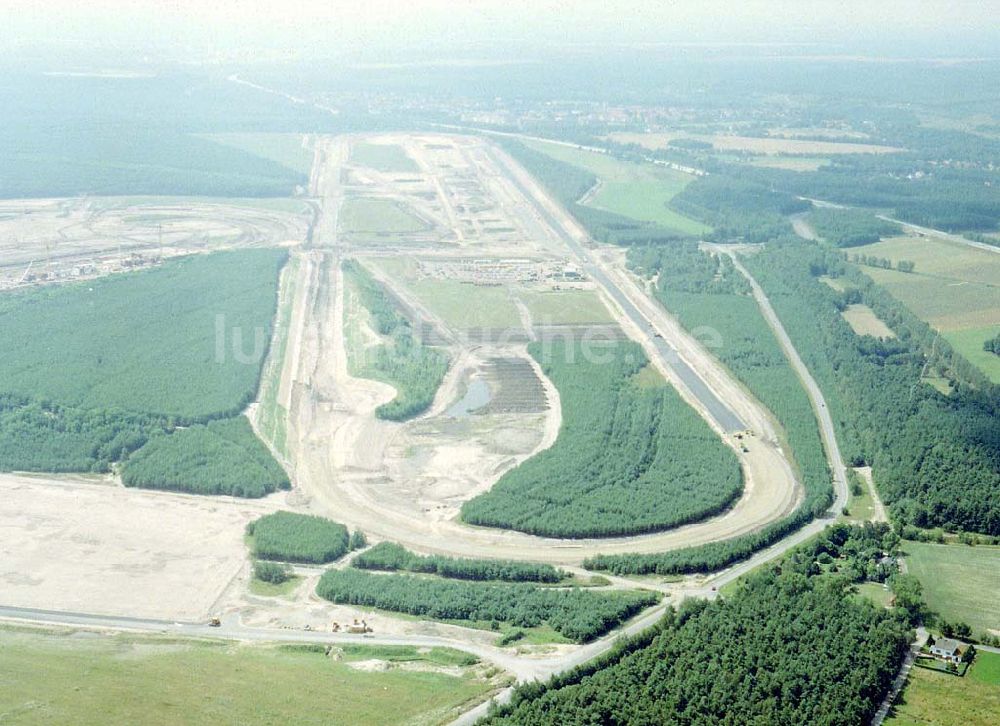 Luftaufnahme Klettwitz bei Schwarzheide / Brandenburg - Bau des Lausitzringes an der Autobahn Berlin - Dresden bei Klettwitz in Brandenburg.