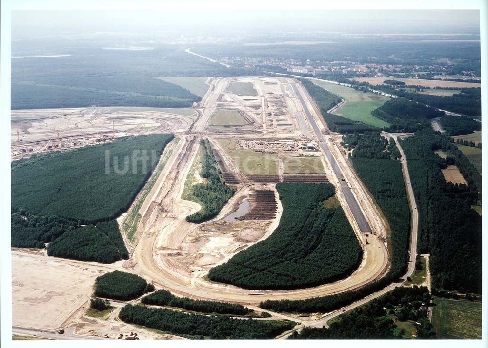 Klettwitz bei Schwarzheide / Brandenburg aus der Vogelperspektive: Bau des Lausitzringes an der Autobahn Berlin - Dresden bei Klettwitz in Brandenburg.