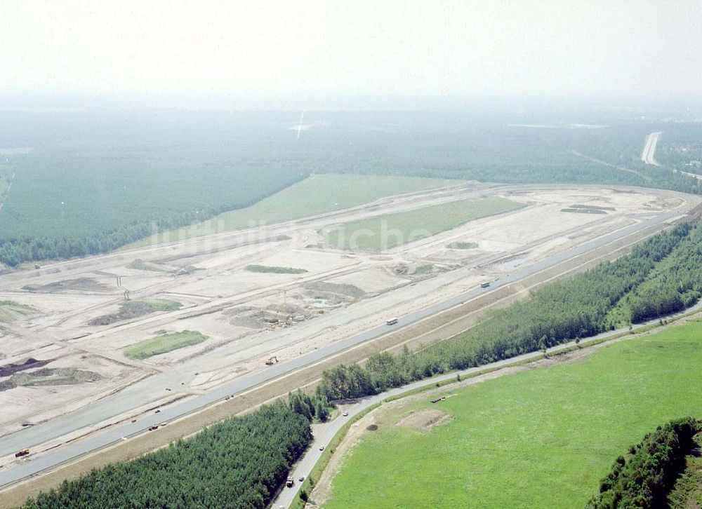 Klettwitz bei Schwarzheide / Brandenburg aus der Vogelperspektive: Bau des Lausitzringes an der Autobahn Berlin - Dresden bei Klettwitz in Brandenburg.