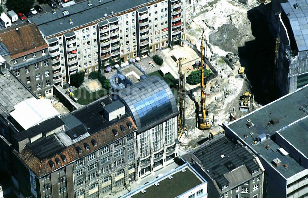 Berlin von oben - Bau des Medienzentrums SAT 1 (Verwaltungsgebäude und Sendezentrum) aus Taubenstraße gesehen.