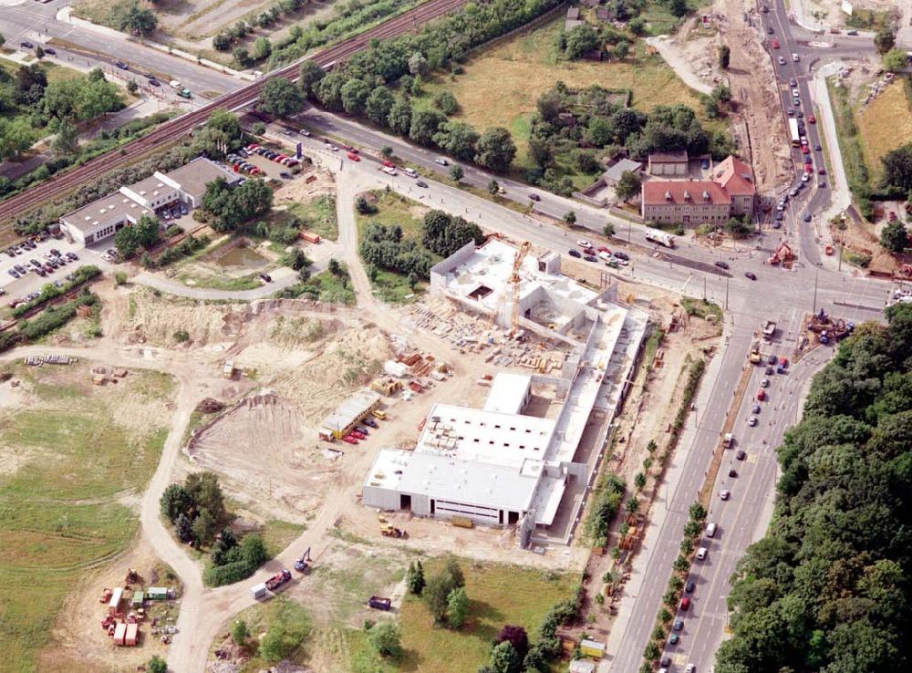 Luftbild Berlin - Biesdorf - Bau der neuen BMW-Niederlassung an der B1 / Ecke Mehrower Allee in Berlin-Biesdorf, 05.07.2002