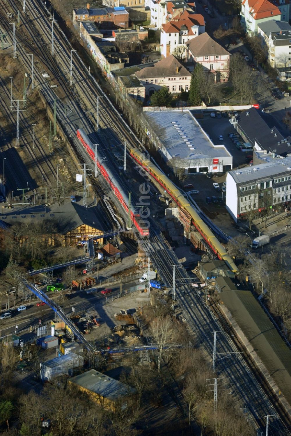 Luftaufnahme Berlin - Bau der neuen Eisenbahnbrücke über die Treskowallee am Bahnhof Berlin - Karlshorst