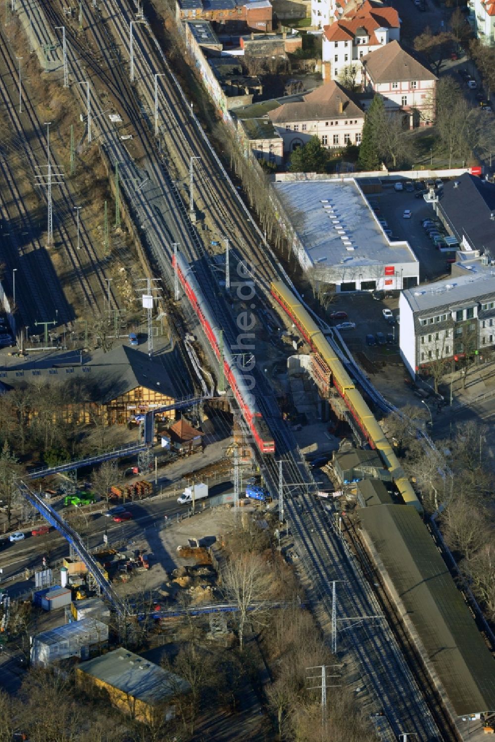 Berlin von oben - Bau der neuen Eisenbahnbrücke über die Treskowallee am Bahnhof Berlin - Karlshorst