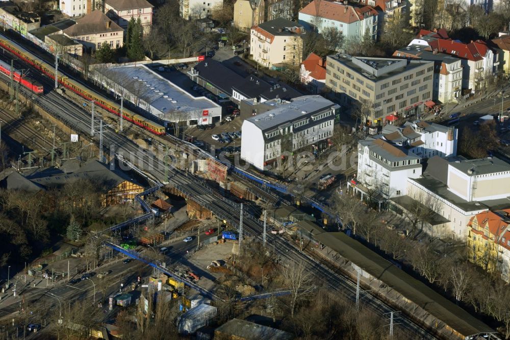 Luftbild Berlin - Bau der neuen Eisenbahnbrücke über die Treskowallee am Bahnhof Berlin - Karlshorst