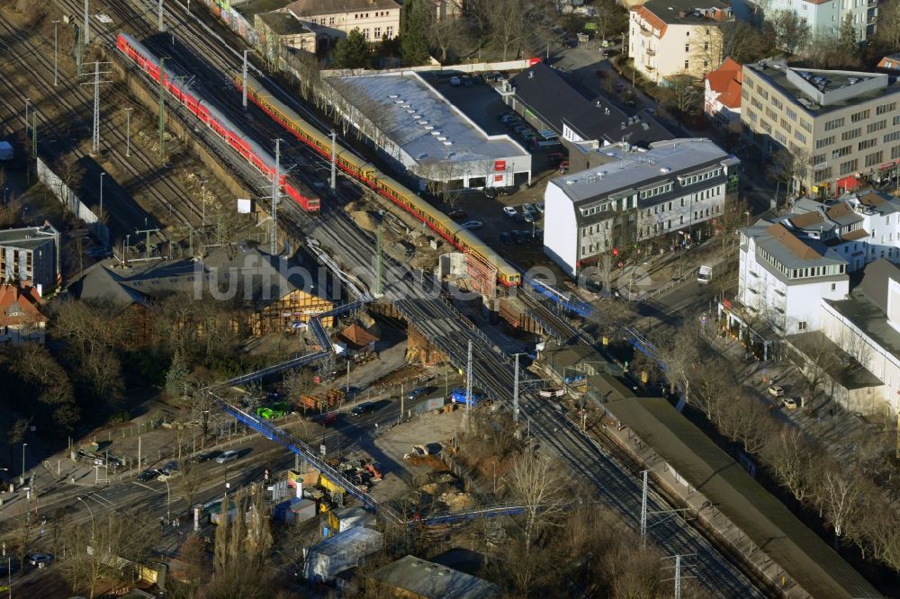 Luftaufnahme Berlin - Bau der neuen Eisenbahnbrücke über die Treskowallee am Bahnhof Berlin - Karlshorst