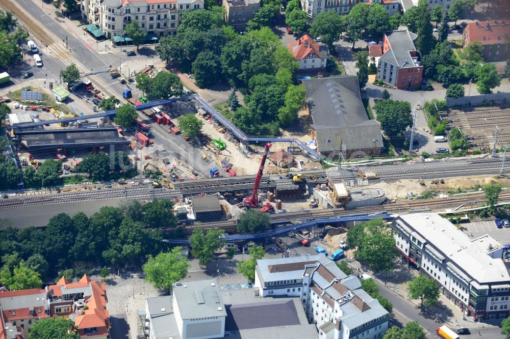 Luftbild Berlin - Bau der neuen Eisenbahnbrücke über die Treskowallee am Bahnhof Berlin - Karlshorst