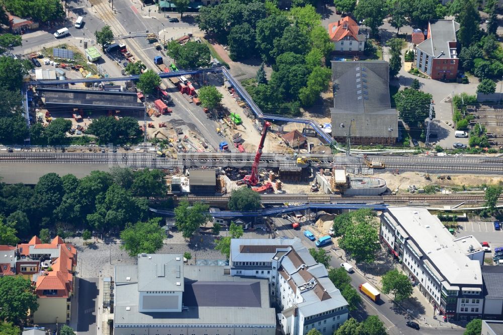 Luftaufnahme Berlin - Bau der neuen Eisenbahnbrücke über die Treskowallee am Bahnhof Berlin - Karlshorst