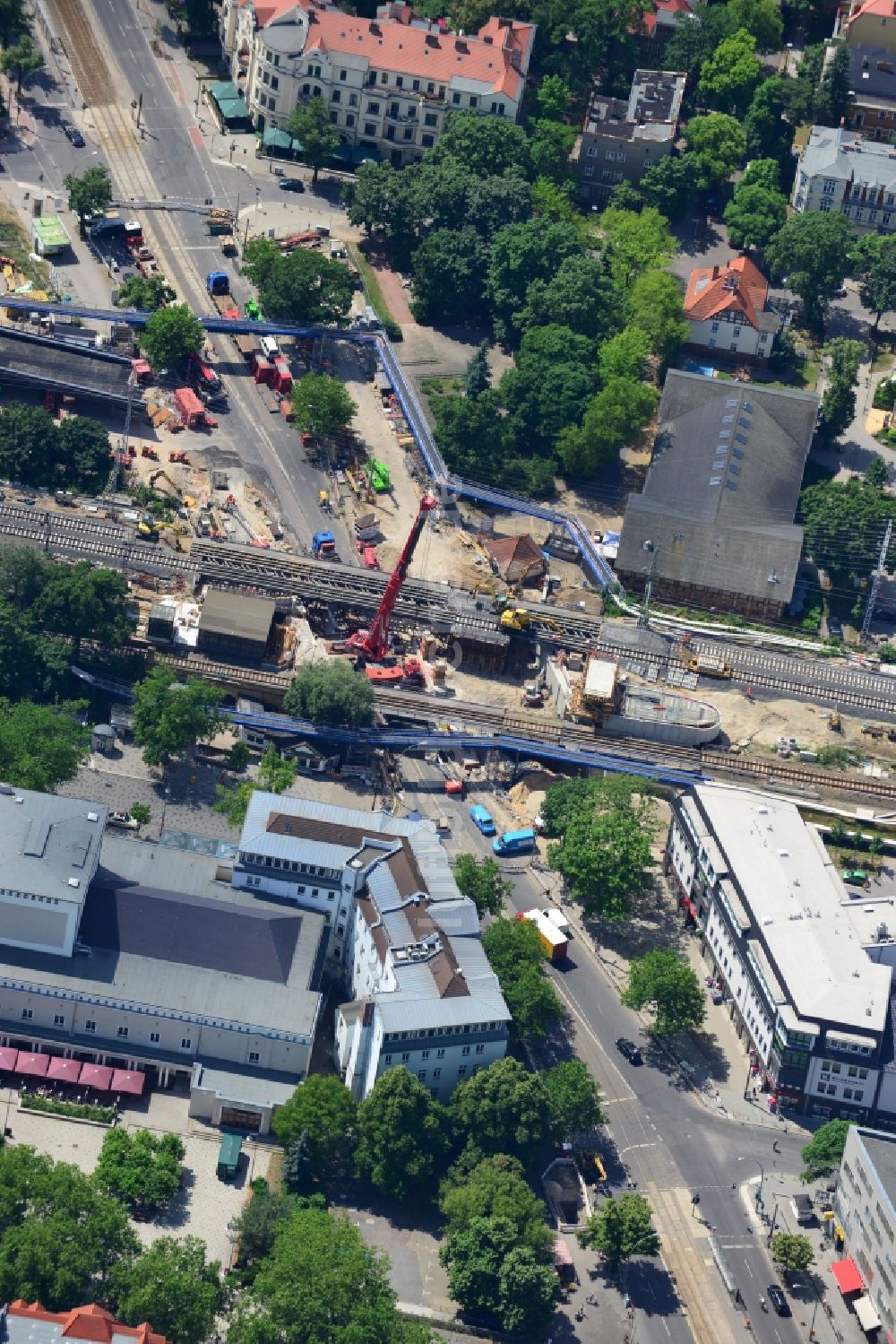 Berlin von oben - Bau der neuen Eisenbahnbrücke über die Treskowallee am Bahnhof Berlin - Karlshorst