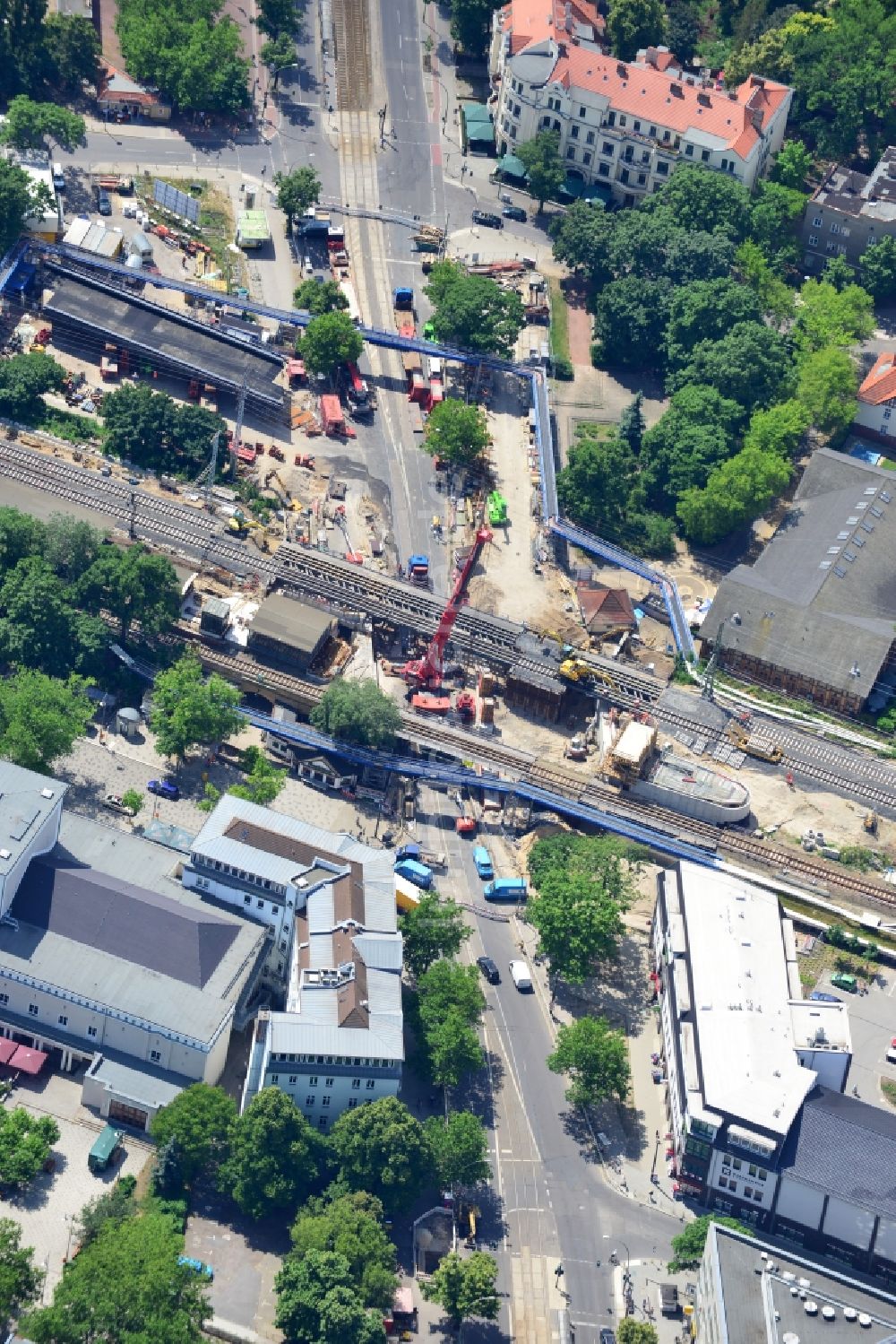 Berlin aus der Vogelperspektive: Bau der neuen Eisenbahnbrücke über die Treskowallee am Bahnhof Berlin - Karlshorst