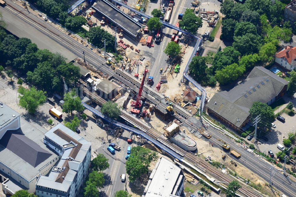 Luftbild Berlin - Bau der neuen Eisenbahnbrücke über die Treskowallee am Bahnhof Berlin - Karlshorst