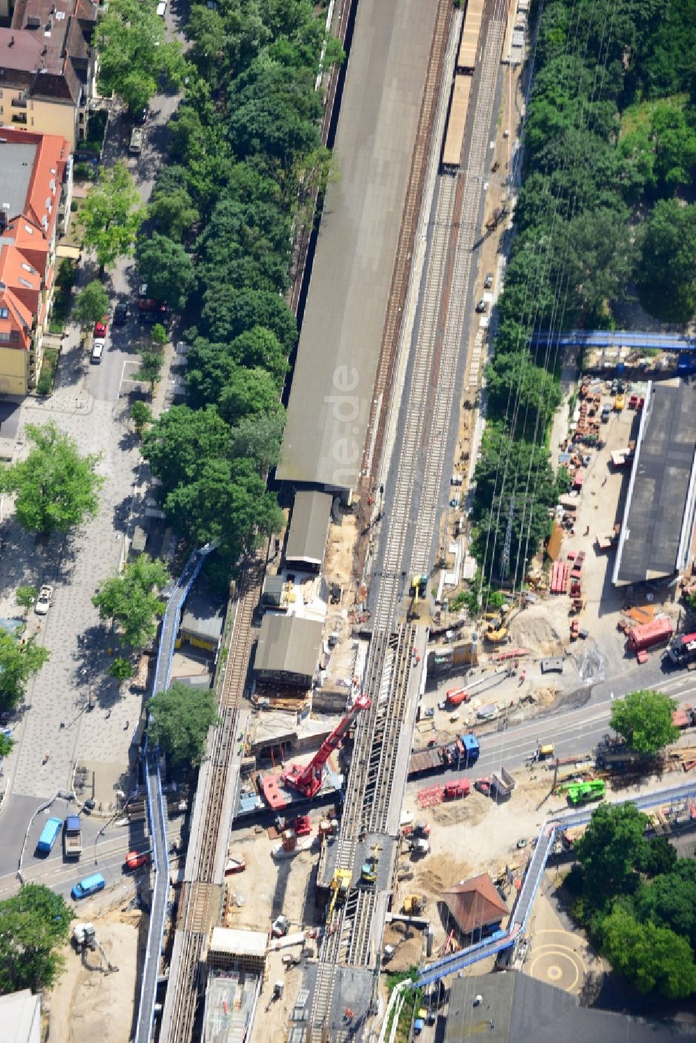 Luftaufnahme Berlin - Bau der neuen Eisenbahnbrücke über die Treskowallee am Bahnhof Berlin - Karlshorst