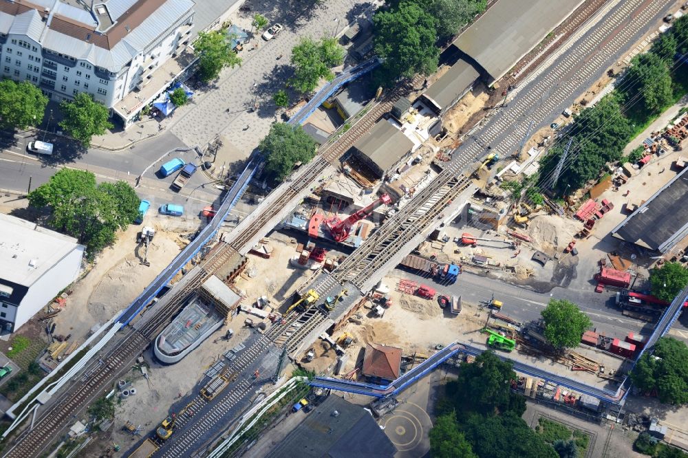 Berlin von oben - Bau der neuen Eisenbahnbrücke über die Treskowallee am Bahnhof Berlin - Karlshorst