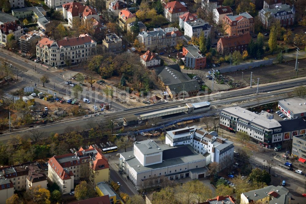 Berlin von oben - Bau der neuen Eisenbahnbrücke über die Treskowallee am Bahnhof Berlin - Karlshorst