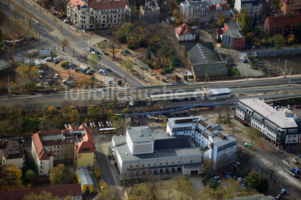 Berlin aus der Vogelperspektive: Bau der neuen Eisenbahnbrücke über die Treskowallee am Bahnhof Berlin - Karlshorst