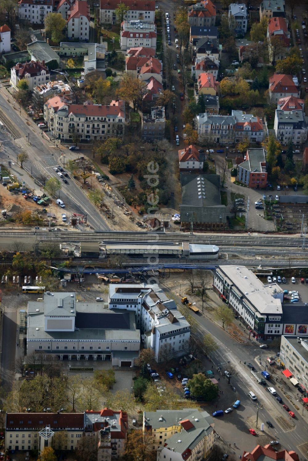 Luftaufnahme Berlin - Bau der neuen Eisenbahnbrücke über die Treskowallee am Bahnhof Berlin - Karlshorst