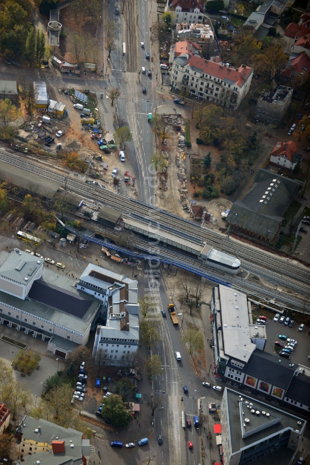 Berlin von oben - Bau der neuen Eisenbahnbrücke über die Treskowallee am Bahnhof Berlin - Karlshorst