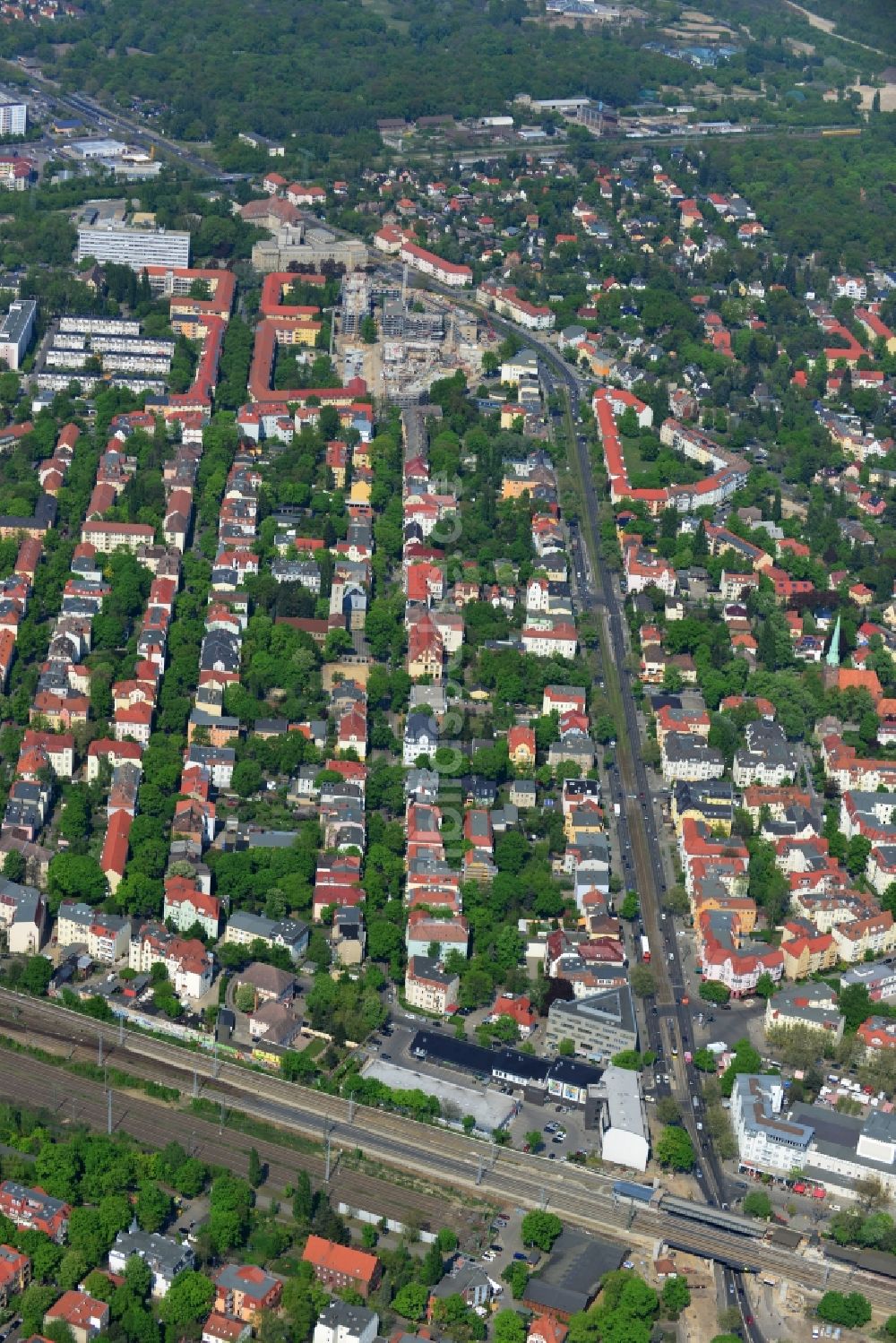 Luftaufnahme Berlin - Bau der neuen Eisenbahnbrücke über die Treskowallee am Bahnhof Berlin - Karlshorst