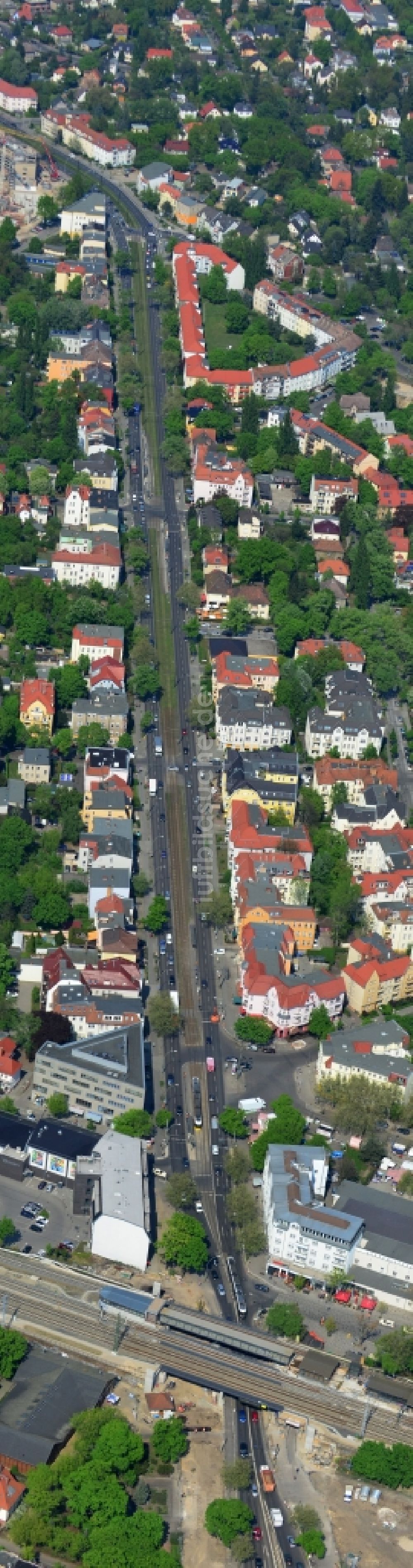 Berlin von oben - Bau der neuen Eisenbahnbrücke über die Treskowallee am Bahnhof Berlin - Karlshorst