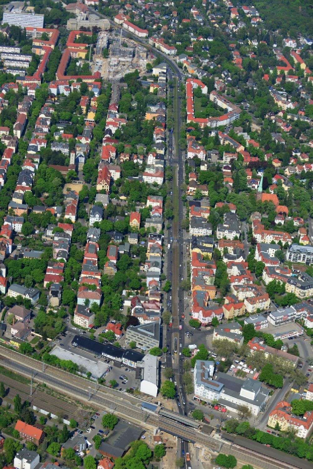 Berlin aus der Vogelperspektive: Bau der neuen Eisenbahnbrücke über die Treskowallee am Bahnhof Berlin - Karlshorst