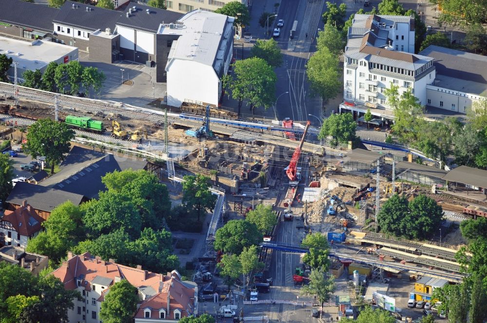 Luftbild Berlin - Bau der neuen Eisenbahnbrücke über die Treskowallee am Bahnhof Karlshorst