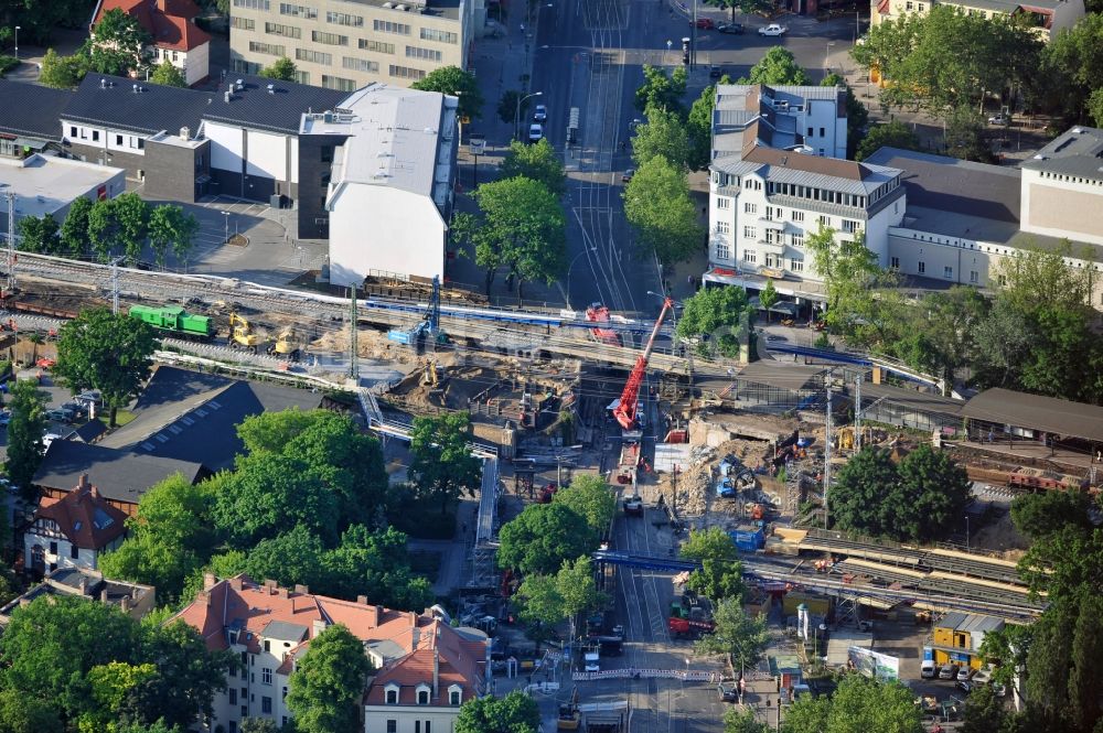 Luftaufnahme Berlin - Bau der neuen Eisenbahnbrücke über die Treskowallee am Bahnhof Karlshorst