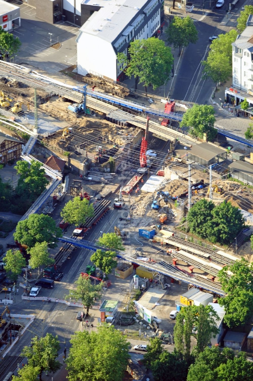 Berlin von oben - Bau der neuen Eisenbahnbrücke über die Treskowallee am Bahnhof Karlshorst