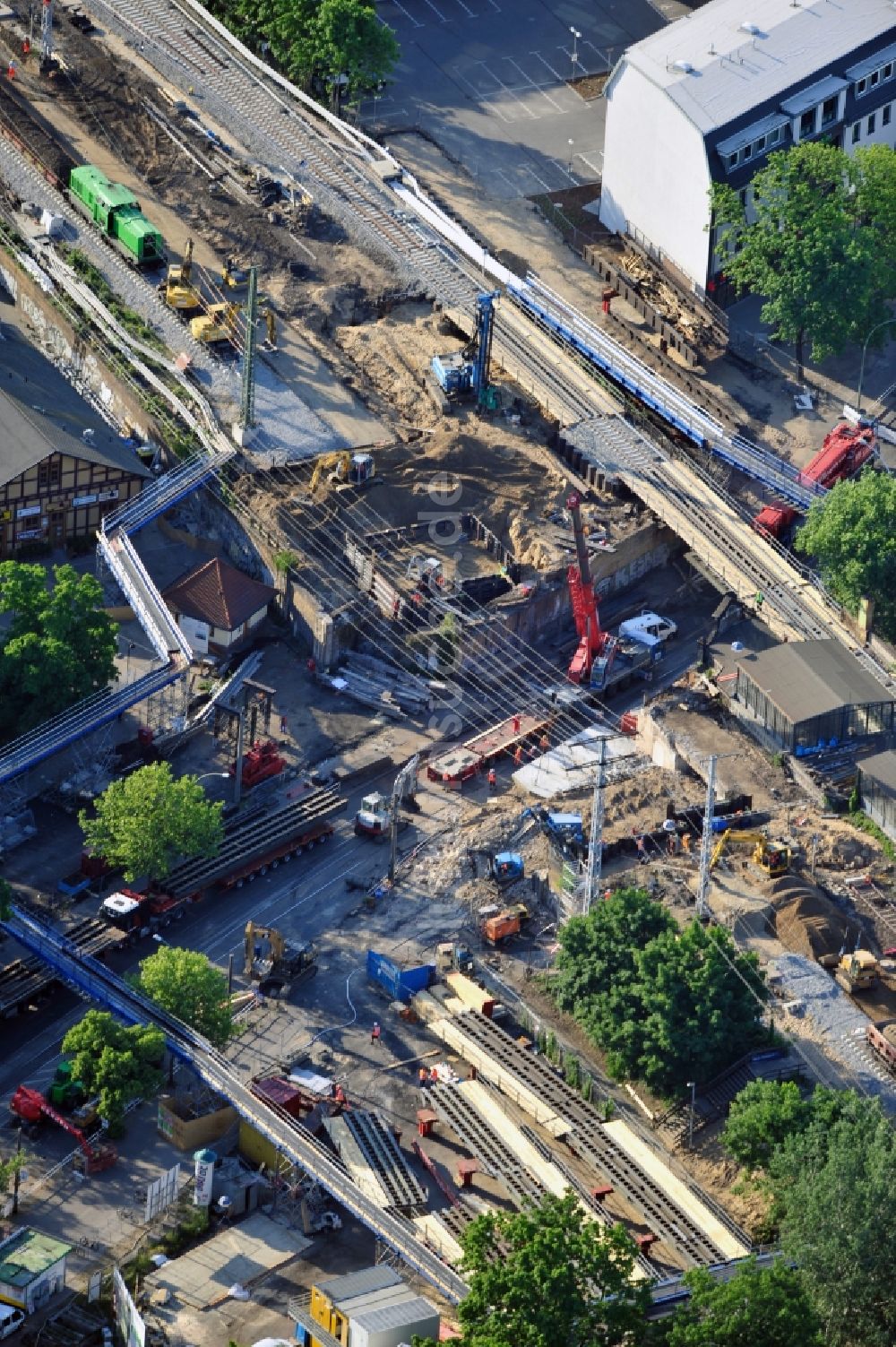 Berlin aus der Vogelperspektive: Bau der neuen Eisenbahnbrücke über die Treskowallee am Bahnhof Karlshorst