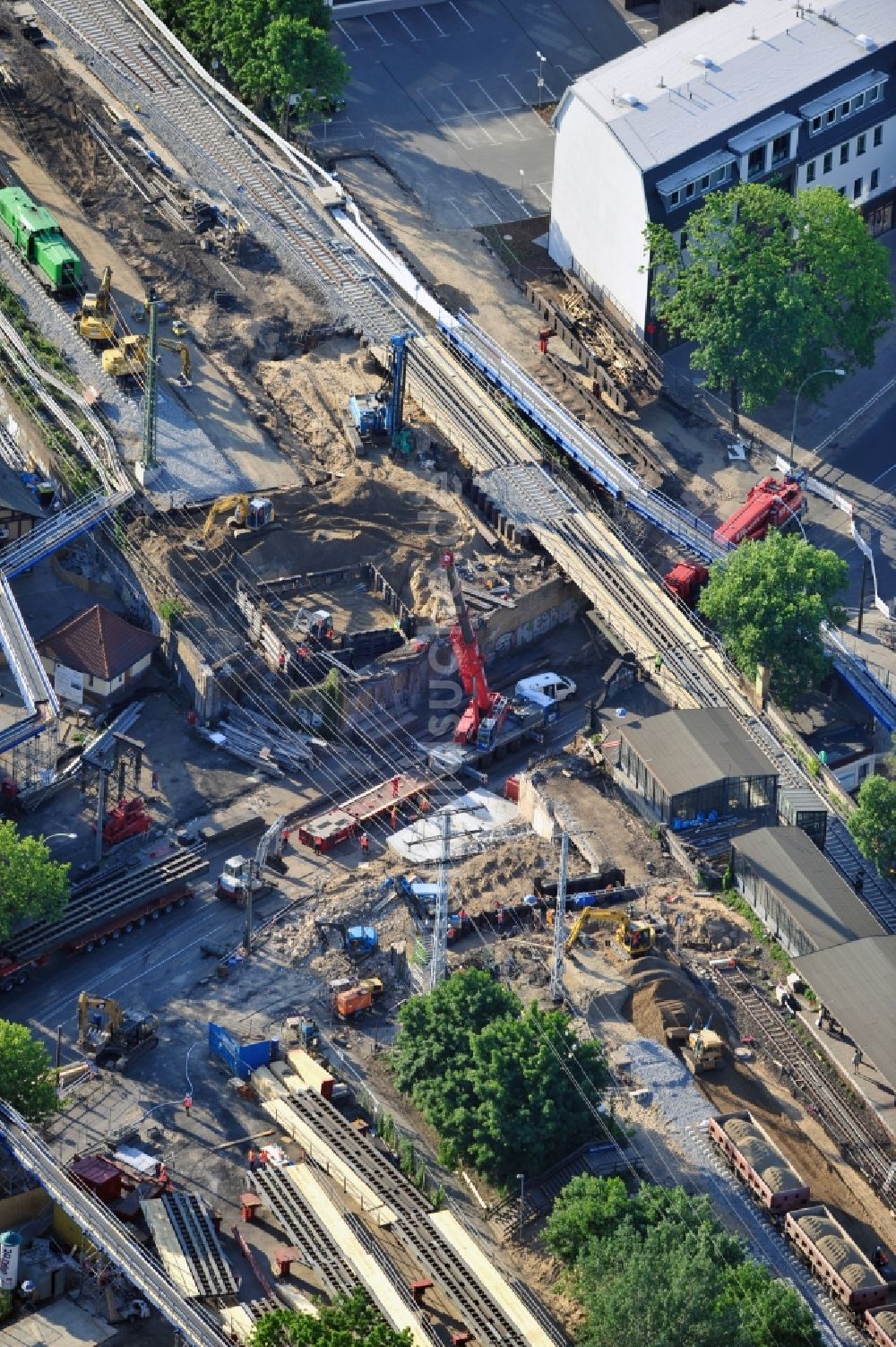 Luftbild Berlin - Bau der neuen Eisenbahnbrücke über die Treskowallee am Bahnhof Karlshorst