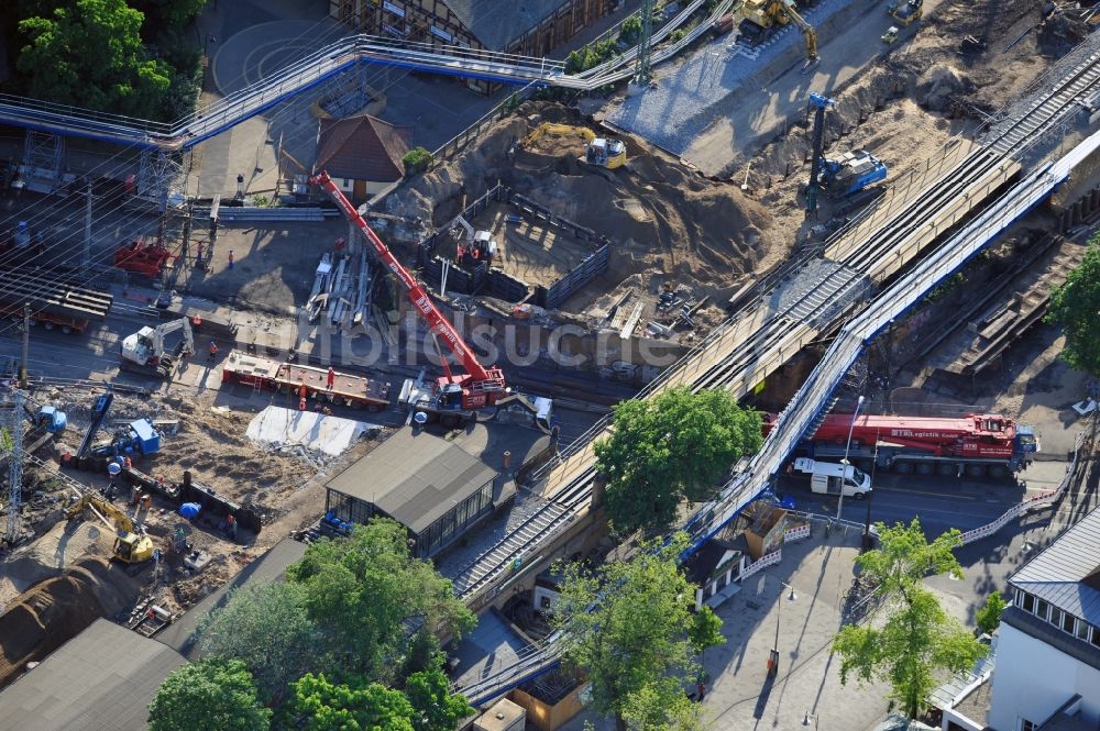 Luftaufnahme Berlin - Bau der neuen Eisenbahnbrücke über die Treskowallee am Bahnhof Karlshorst