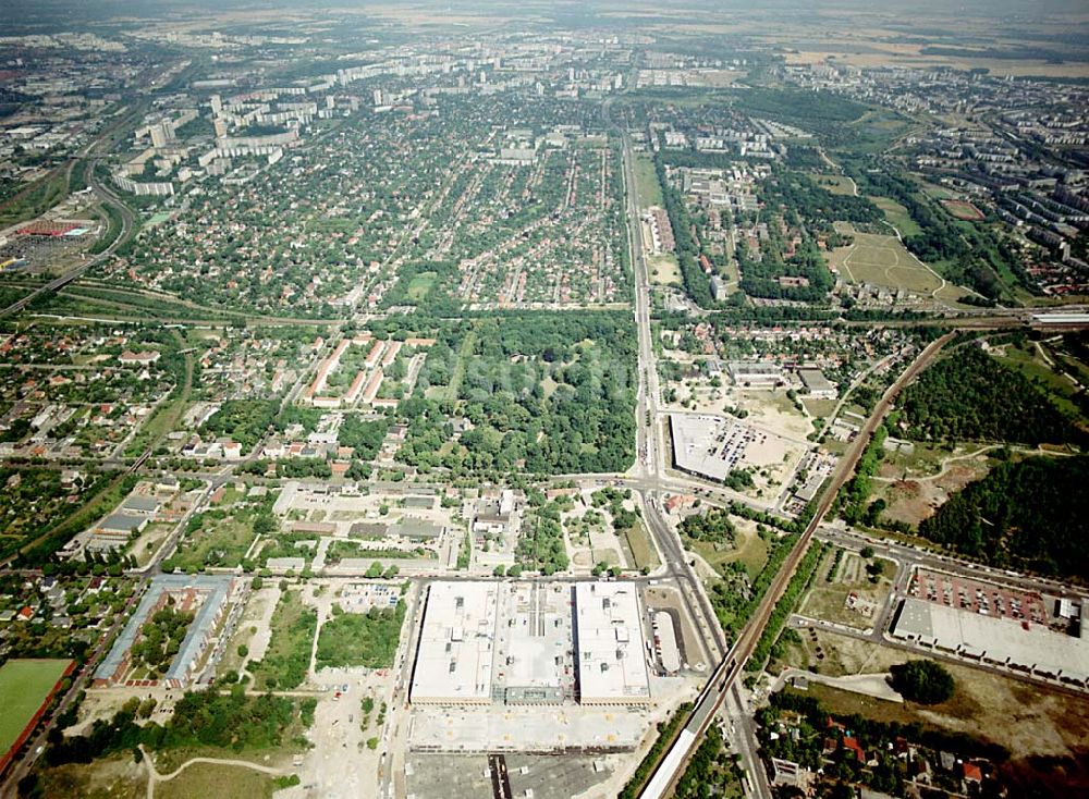 Luftbild Berlin- Biesdorf - Bau einer neuen Kaufland- Filiale am Bahnhof Biesdorf (Biesdorf-Center). Datum: 30.06.2003