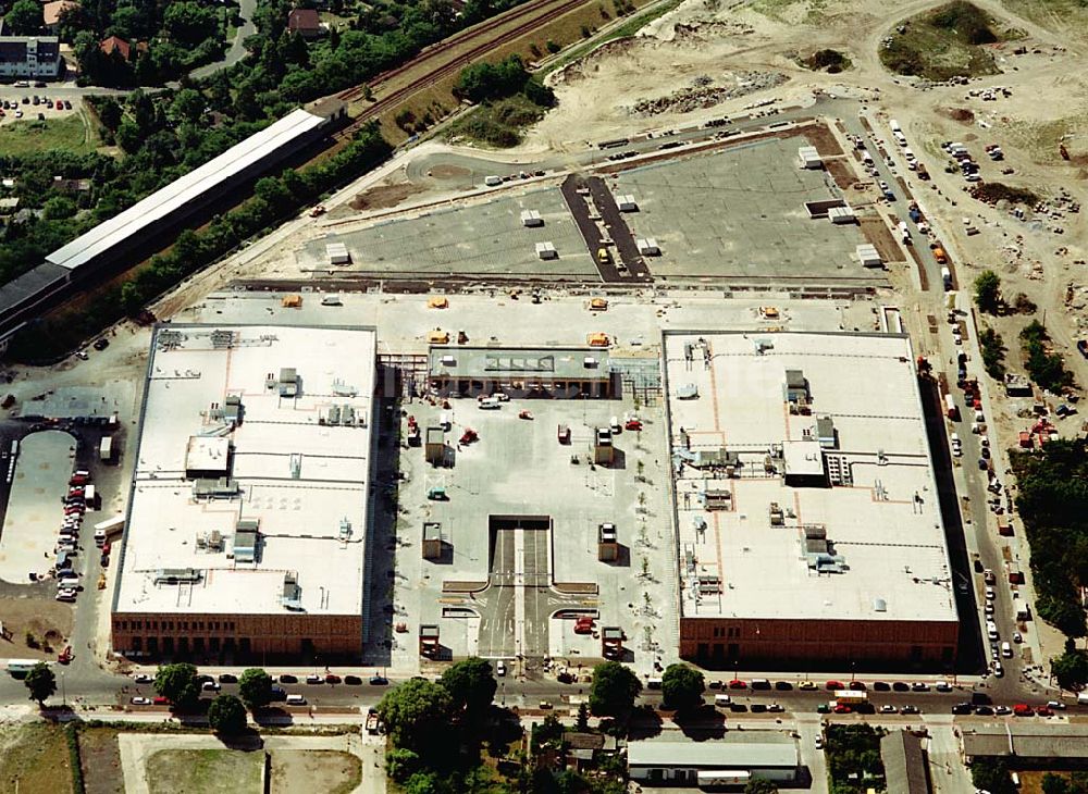 Berlin- Biesdorf von oben - Bau einer neuen Kaufland- Filiale am Bahnhof Biesdorf (Biesdorf-Center). Datum: 30.06.2003