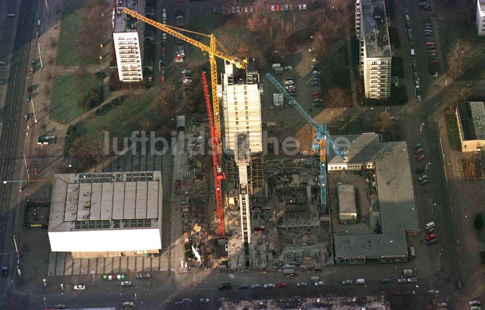 Luftbild Berlin - Bau des neuen Rathauses Berlin-Mitte am Kino International hinter der Karl-Marx-Allee