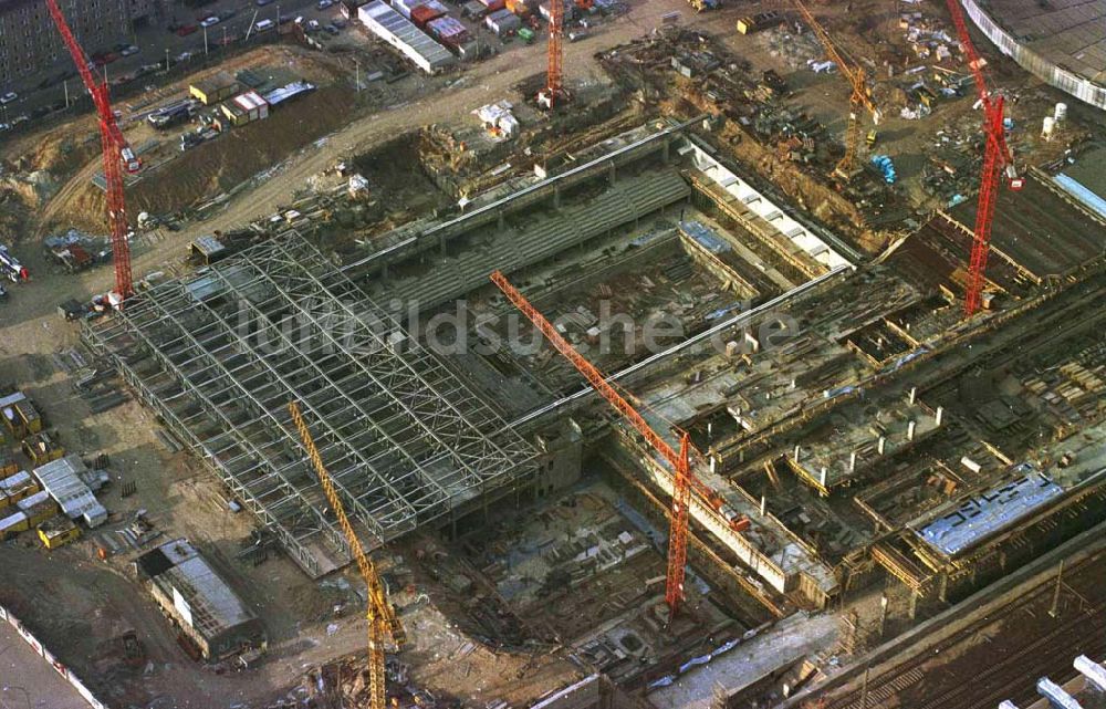 Luftaufnahme Berlin - Bau der neuen Schwimmhalle an der Radsporthallle Landsberger Allee durch die OSB GmbH